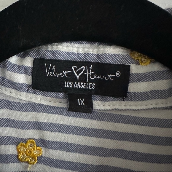 Size 1X Velvet Heart Women’s Blue Stripe Floral Button Top 80s - Picture 5 of 5